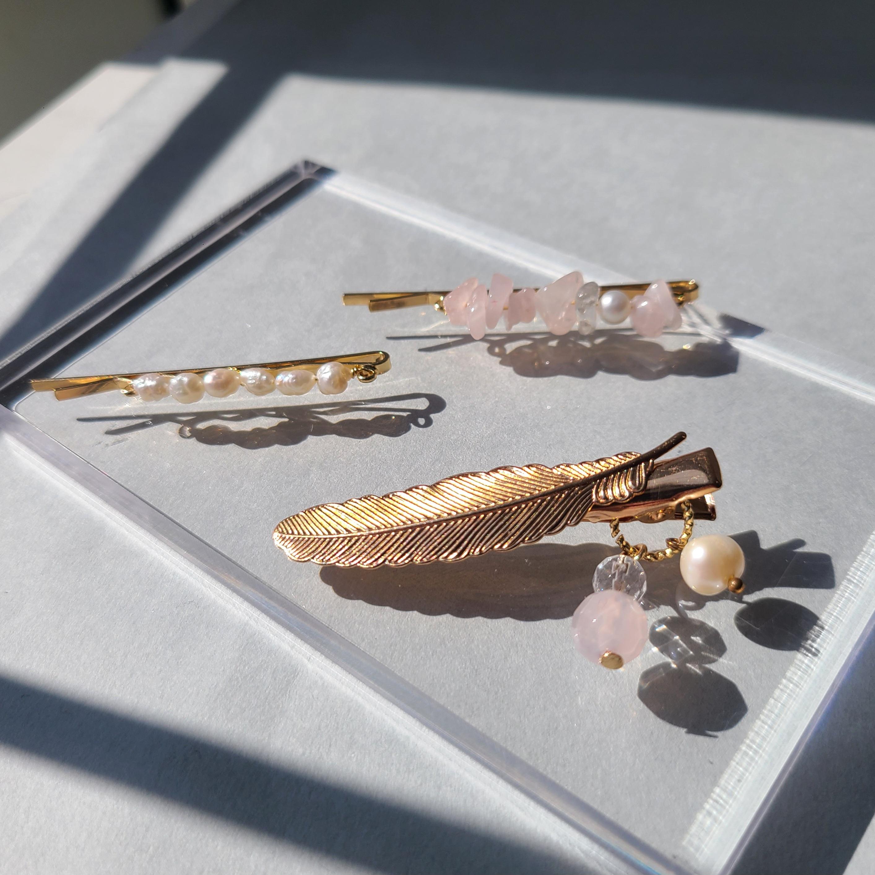 羽のヘアクリップ　（ローズクォーツ　水晶　淡水パール）3本セット　桜色1枚目の画像