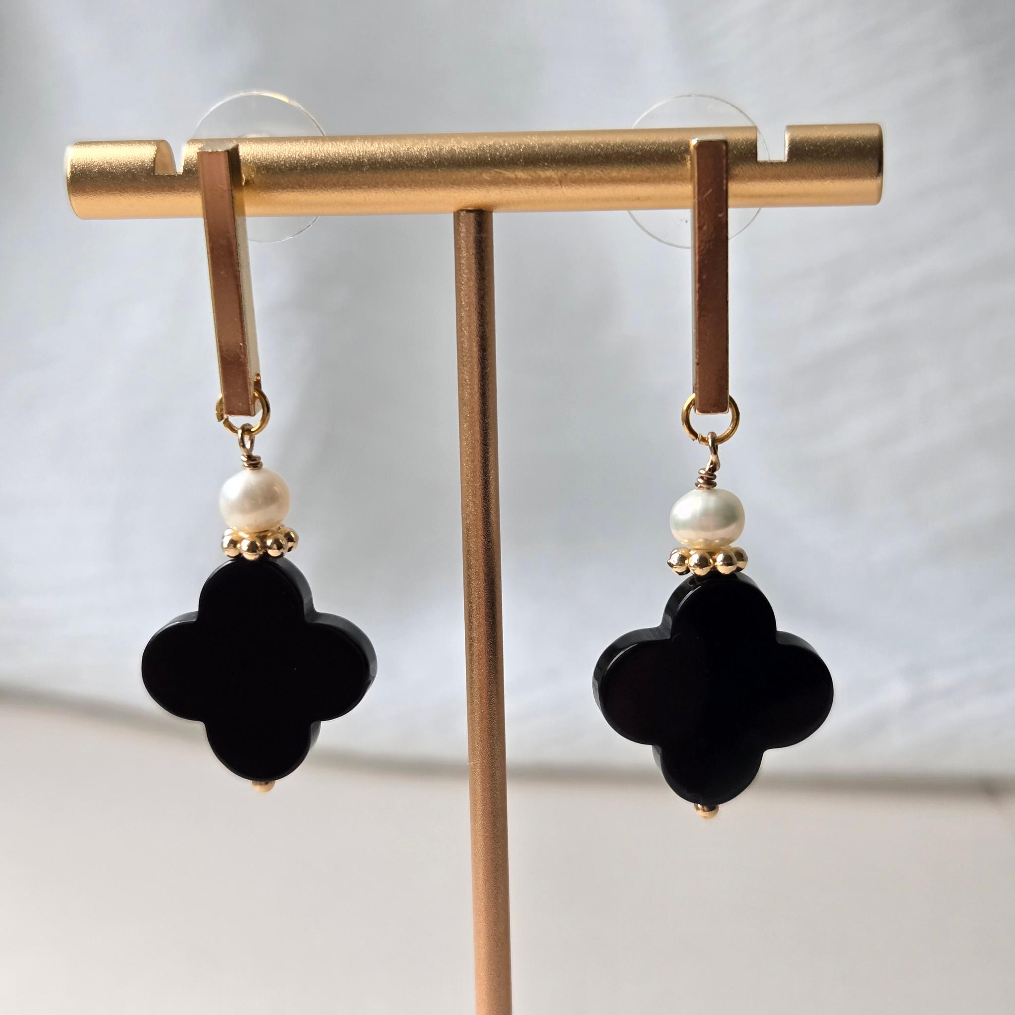 14kgf使用【FLORA オニキス】（一つでサマになるピアス 甘すぎない華やかな雰囲気を求められる方へ）ギフト配送対応